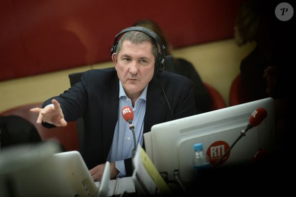 Le journaliste français Yves Calvi interviewe le président français François Hollande à la station de radio française RTL, à Paris, France, le 19 octobre 2015. Photo by Stephane de Sakutin/Pool/ABACAPRESS.COM