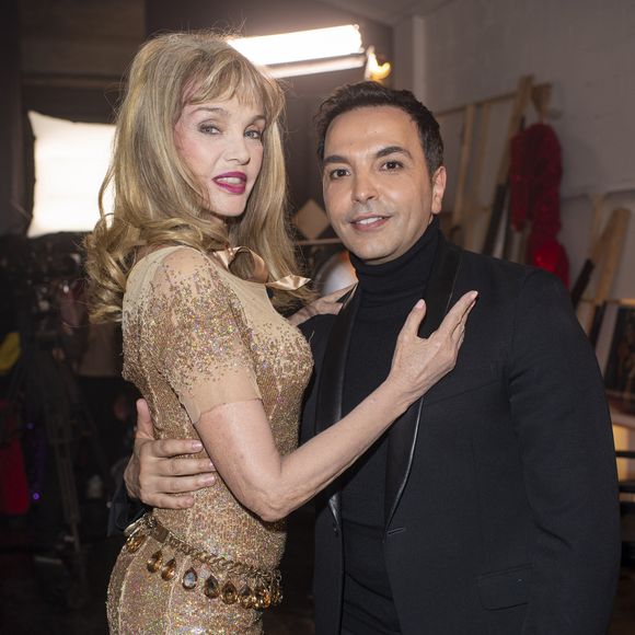 Arielle Dombasle et Kamel Ouali à l'enregistrement de l'émission "100 ans de comédies musicales pour le Sidaction", qui sera diffusée le 2 avril sur France 2. Le 10 mars 2020. © Moreau-Perusseau / Bestimage.