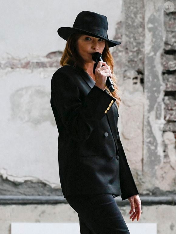 Carla Bruni-Sarkozy chante lors du défilé EENK Collection Femme Prêt-à-porter Printemps/Eté 2023 lors de la Fashion Week de Paris, au Palais De Tokyo, à Paris, France, le 28 septembre 2022.