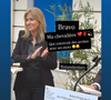 C’est dans la cour de ce ministère, devant les drapeaux français et européen, qu'Amanda Sthers s’est vu remettre officiellement l’insigne de chevalier dans l’Ordre national de la Légion d’honneur. 

Amanda Sthers décorée pour son parcours.