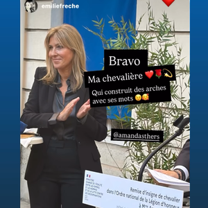 C’est dans la cour de ce ministère, devant les drapeaux français et européen, qu'Amanda Sthers s’est vu remettre officiellement l’insigne de chevalier dans l’Ordre national de la Légion d’honneur. 

Amanda Sthers décorée pour son parcours.