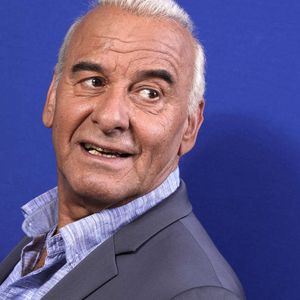 En ce 12 mai 2025, Michel Fugain soufflera ses 83 bougies, fière de ses enfants et toujours plus amoureux de Sanda, sa "sirène" comme il la surnomme...

Michel Fugain pose pour notre photographe à Paris, France, le 3 mai 2017. Photo par VIM/ABACAPRESS.COM