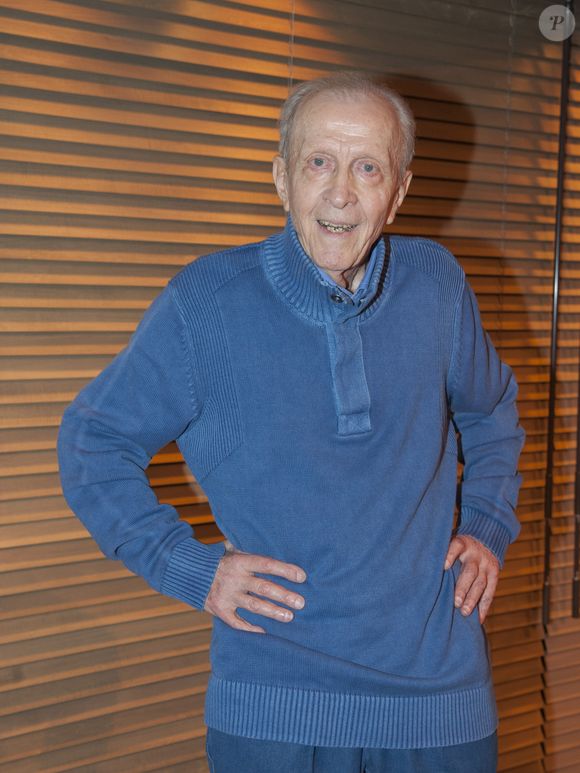 Il s’agit de Michel Jourdan, célèbre parolier français, décédé à 91 ans.

Michel Jourdan (Grand Prix de l'UNAC pour la carrière) - Remise des Grands Prix de l'UNAC  (Union National des Auteurs Compositeurs)  à l'auditorium de la SACEM à Paris le 21 mars 2016.
© Pierre Perusseau / Bestimage