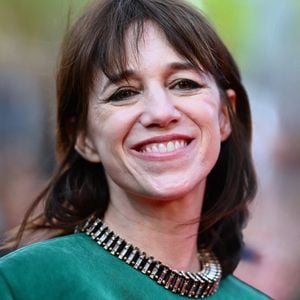 Charlotte Gainsbourg a également partagé sur son compte Instagram sa fierté d'avoir vu le nom de son cousin figurer dans le journal. 

Charlotte Gainsbourg assiste au tapis rouge de The Phoenician Scheme lors du 78ème Festival de Cannes au Palais des Festivals le 18 mai 2025 à Cannes, France. Photo par Franck Castel/ABACAPRESS.COM