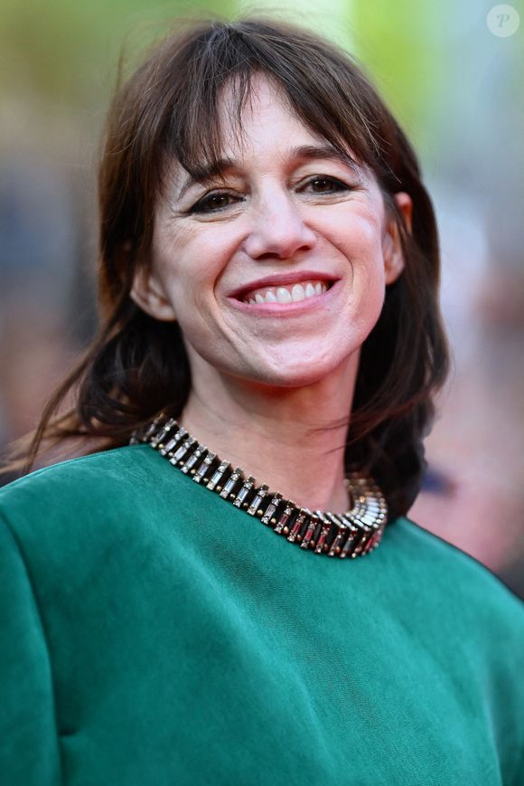 Charlotte Gainsbourg a également partagé sur son compte Instagram sa fierté d'avoir vu le nom de son cousin figurer dans le journal. 

Charlotte Gainsbourg assiste au tapis rouge de The Phoenician Scheme lors du 78ème Festival de Cannes au Palais des Festivals le 18 mai 2025 à Cannes, France. Photo par Franck Castel/ABACAPRESS.COM