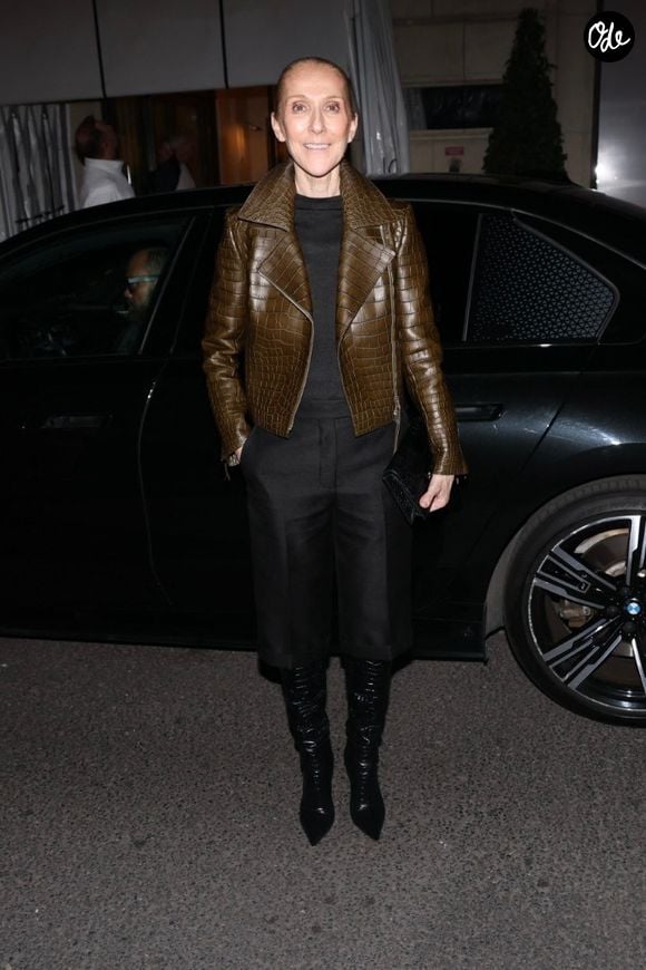 Elle souhaite préserver son énergie avant les spectacles.

Céline Dion a été aperçue à Paris après une séance d’entraînement pour son prochain spectacle, saluant ses fans après ses premières répétitions. Elle portait une veste de motard en cuir effet crocodile avec un pantacourt noir, des bottines noires à bouts pointus et une pochette assortie.
Backgrid USA / Bestimage