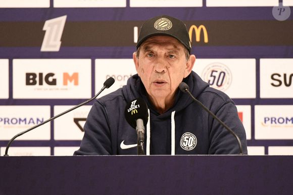 Salué par Montpellier comme par l’OM, Jean-Louis Gasset restera dans la mémoire du football français pour son professionnalisme, sa gentillesse et sa soif de transmission.


Le match de la 26e journée de Ligue 1 entre Montpellier et l'AS Saint-Etienne a été définitivement arrêté ce dimanche après des incidents en tribunes. Feux, projectiles, sept interpellations et deux blessés au bilan de cette soirée "gâchée par la bêtise", a estimé Bruno Retailleau, ministre de l'Intérieur. @Valentina Claret/PsnewZ/Bestimage