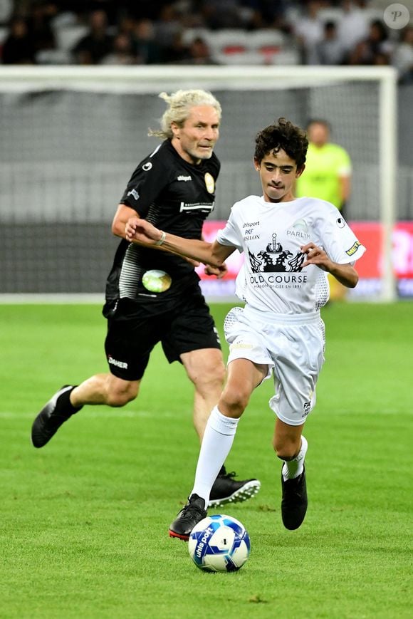 Emir Cantona aux prises avec Jeff Tordo - Match des Légendes, la rencontre qui mêle le football et le rugby au profit de l'association de P. Olmeta (ancien gardien de but et co-fondateur de l'association), "Un sourire, un espoir pour la vie" s'est déroulé à Nice à l'Allianz Riviera, le 26 septembre 2022. L'association de P. Olmetta est engagée en faveur des enfants atteints de cancer ou de maladie orpheline. © Bruno Bebert/Bestimage
