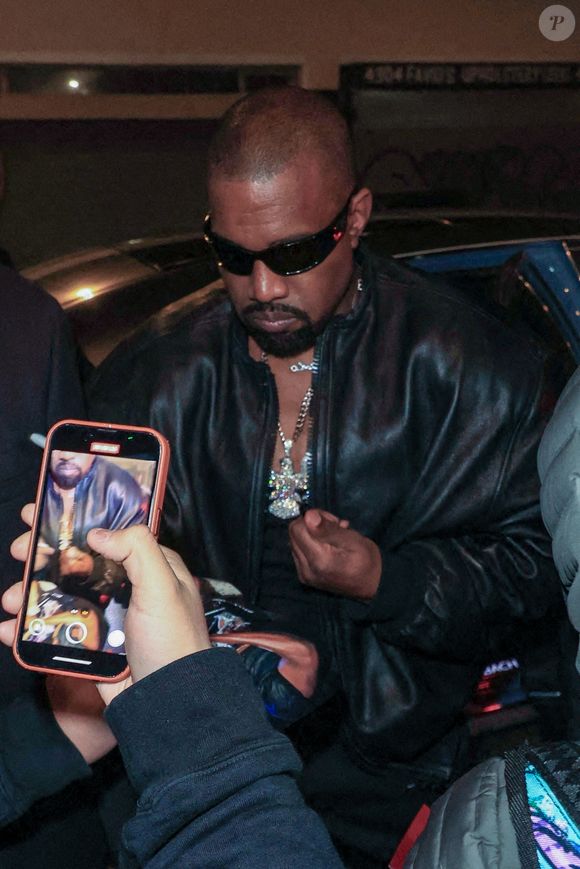 Exclusif - Kanye West lors d'une séance photo improvisée dans la rue avec sa nouvelle Mercedes Maybach à la sortie d'une after-party des Grammys à Los Angeles, le 3 février 2025 © Backgrid USA / Bestimage