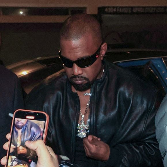 Exclusif - Kanye West lors d'une séance photo improvisée dans la rue avec sa nouvelle Mercedes Maybach à la sortie d'une after-party des Grammys à Los Angeles, le 3 février 2025 © Backgrid USA / Bestimage