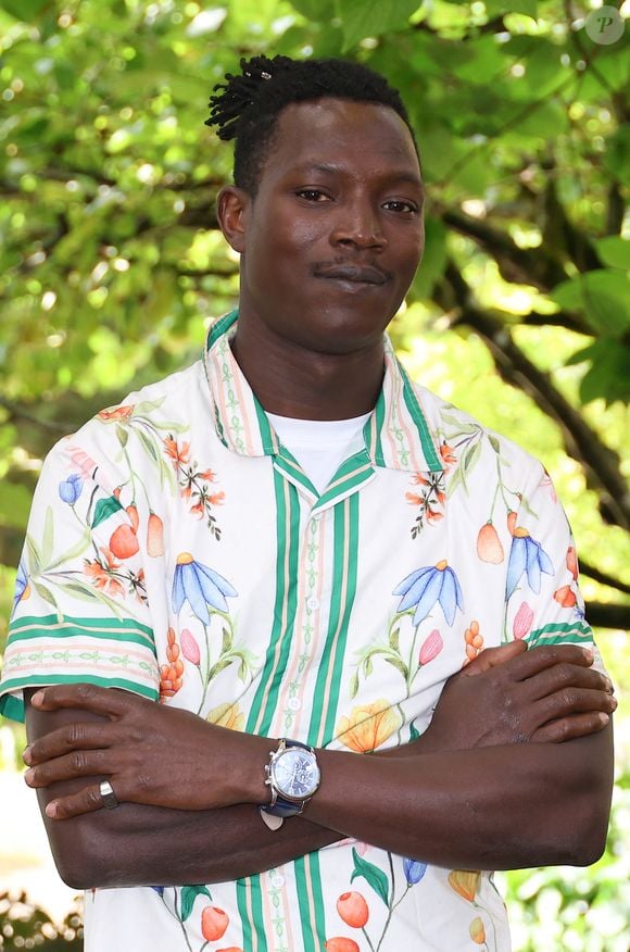 En 2023, le réalisateur Boris Lojkine le repère lors d'un casting et lui confie le rôle principal de L'Histoire de Souleymane, sans qu'il ait jamais suivi de cours de théâtre.

Abou Sangaré - Photocall du film "L'Histoire De Souleymane" lors de la 17ème édition du Festival du Film Francophone de Angoulême (FFA). Le 30 août 2024
© Coadic Guirec / Bestimage
