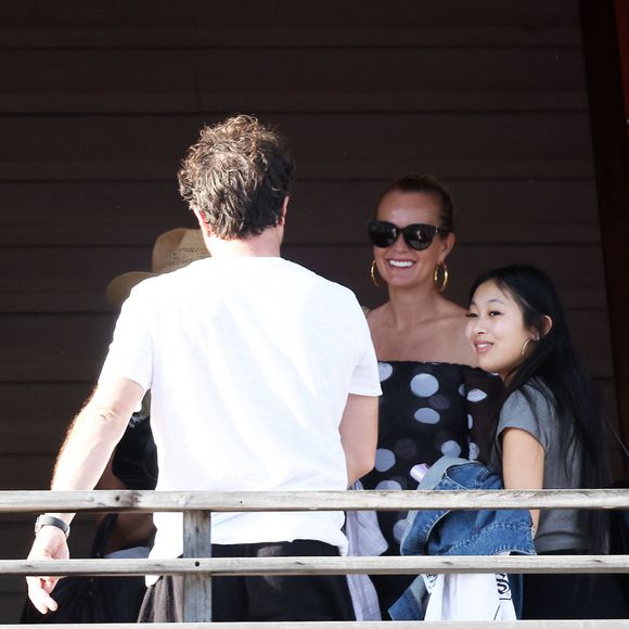 Exclusif - Laeticia Hallyday accompagnée de son compagnon Frédéric Suant et de sa fille Joy sont aller accueillir Jade à l'aéroport de Saint-Barthélemy-Rémy-de-Haenen où tout le monde se retrouve pour le 50ème anniversaire de Laeticia, à Saint-Jean, Saint-Barthélémy, Antilles françaises, France, le 15 mars 2025. (DOMINIQUE JACOVIDES / BESTIMAGE).