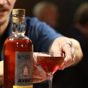 Exclusif - Jean Dujardin et ses trois partenaires, Antoine Gravouil, Olivier Carsoule et Éric Lafon, fondateurs de la distillerie Bordeaux Distilling Co, basée dans le quartier de Bacalan, lancent leur premier whisky, au nom évocateur : Aventure, à Bordeaux, France, le 1er octobre 2025. © Fabien Cottereau/Bestimage