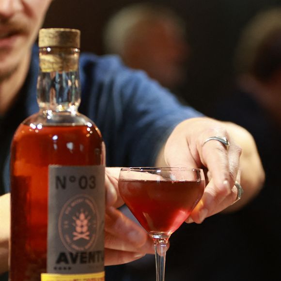 Exclusif - Jean Dujardin et ses trois partenaires, Antoine Gravouil, Olivier Carsoule et Éric Lafon, fondateurs de la distillerie Bordeaux Distilling Co, basée dans le quartier de Bacalan, lancent leur premier whisky, au nom évocateur : Aventure, à Bordeaux, France, le 1er octobre 2025. © Fabien Cottereau/Bestimage