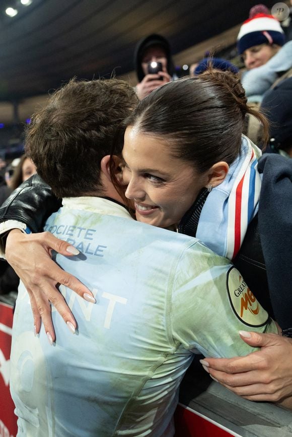 Exclusif - Antoine Dupont, Iris Mittenaere lors du match de rugby du Tournoi des Six Nations France contre Angleterre au Stade de France à Saint-Denis le 14 mars 2026. © AGENCE / BESTIMAGE