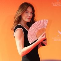Carla Bruni, chic et solaire loin de Paris : face aux fortes chaleurs, l'épouse de Nicolas Sarkozy offre une vraie leçon de classe