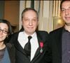 "En fin de compte, je n’ai transmis ça qu’à mon fils aîné, qui lit énormément", a-t-il confié.

François Berléand et ses enfants Fanny et Martin - Remise des insignes de chevalier dans l'ordre de la Légion d'honneur à François Berléand, au ministère de la Culture

© BERTRAND RINDOFF PETROFF / BESTIMAGE