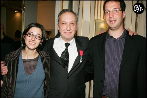 "En fin de compte, je n’ai transmis ça qu’à mon fils aîné, qui lit énormément", a-t-il confié.

François Berléand et ses enfants Fanny et Martin - Remise des insignes de chevalier dans l'ordre de la Légion d'honneur à François Berléand, au ministère de la Culture

© BERTRAND RINDOFF PETROFF / BESTIMAGE