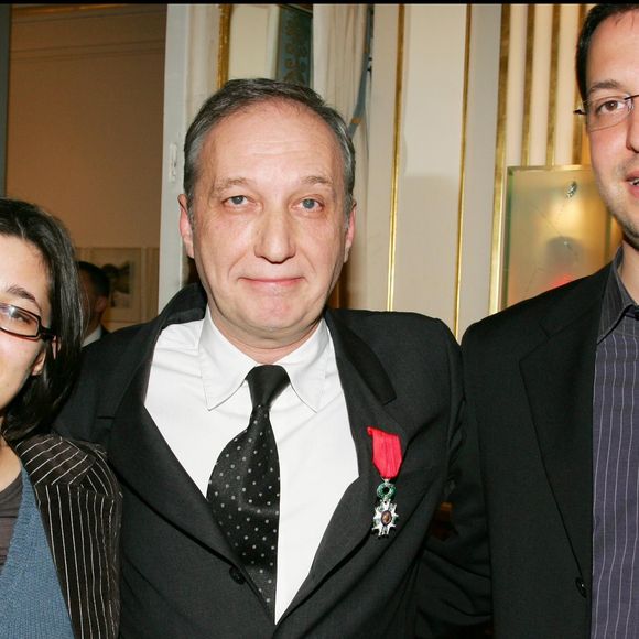 "En fin de compte, je n’ai transmis ça qu’à mon fils aîné, qui lit énormément", a-t-il confié.

François Berléand et ses enfants Fanny et Martin - Remise des insignes de chevalier dans l'ordre de la Légion d'honneur à François Berléand, au ministère de la Culture

© BERTRAND RINDOFF PETROFF / BESTIMAGE