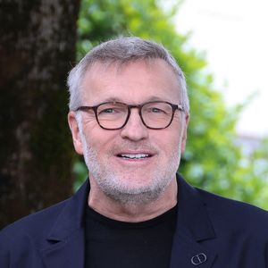 Laurent Ruquier est l'animateur de l'émission des "Grosses Têtes".

Photocall avec l'équipe de l'émission de radio "Les grosses têtes" lors du Festival du Film Francophone de Angoulême (FFA). © Coadic Guirec / Bestimage
