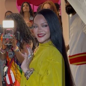 Mumbai, INDE Rihanna a illuminé la pièce dans un ensemble jaune saisissant lors du lancement de Fenty Beauty Pop à Mumbai. La magnat de la beauté a associé son look à des cheveux lisses à la taille, à des bijoux voyants et à un rouge à lèvres audacieux, attirant ainsi l'attention lors de cet événement très attendu.



Sur la photo : Rihanna
