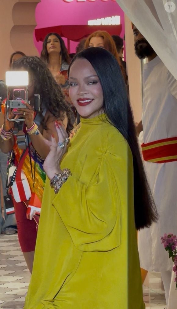 Mumbai, INDE Rihanna a illuminé la pièce dans un ensemble jaune saisissant lors du lancement de Fenty Beauty Pop à Mumbai. La magnat de la beauté a associé son look à des cheveux lisses à la taille, à des bijoux voyants et à un rouge à lèvres audacieux, attirant ainsi l'attention lors de cet événement très attendu.



Sur la photo : Rihanna