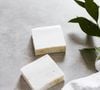 Cet écart peut fragiliser la barrière cutanée et favoriser le dessèchement.

Le savon de Marseille, pas si bon en réalité !