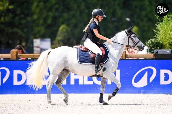 Giulia Sarkozy, fille de Nicolas Sarkozy et de Carla Bruni, lors de la deuxième journée du Longines Paris Eiffel Jumping 2026, le 20 juin 2026 à la Tour Eiffel, à Paris, en France. Photo : Ewen Gavet/Icon Sport/Abaca