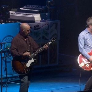 Oasis se réunit pour la première fois depuis 16 ans pour la première soirée de leur tournée à Cardiff. Noel et Liam Gallagher sont montés ensemble sur la scène du Principality Stadium pour le début de leur tournée très attendue. Les deux frères ont joué à guichets fermés en reprenant leurs tubes les uns après les autres.
©Backgrid UK/ Bestimage