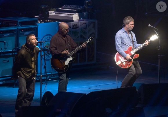Oasis se réunit pour la première fois depuis 16 ans pour la première soirée de leur tournée à Cardiff. Noel et Liam Gallagher sont montés ensemble sur la scène du Principality Stadium pour le début de leur tournée très attendue. Les deux frères ont joué à guichets fermés en reprenant leurs tubes les uns après les autres.

©Backgrid UK/ Bestimage