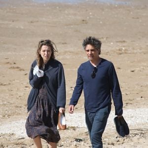 Laura Smet et son compagnon Raphaël se promènent et se détendent sur la plage pendant le Festival du film romantique de Cabourg, le 14 juin 2014. Agence / Bestimage