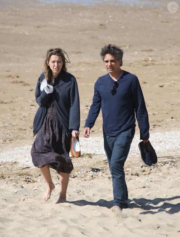 Laura Smet et son compagnon Raphaël se promènent et se détendent sur la plage pendant le Festival du film romantique de Cabourg, le 14 juin 2014. Agence / Bestimage