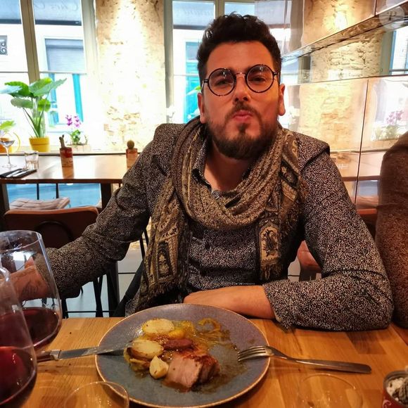 Très soucieux de l'accueil de sa clientèle, il a présenté ses excuses tout en espérant pouvoir rouvrir pour le dîner.

Mickaël Braure, candidat de la treizième saison de "Top Chef" sur M6.