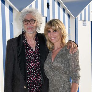 Louis Bertignac et Laetitia Brichet lors du photocall du jury du 35ème festival de Cabourg le 10 juin 2021.

© Coadic Guirec / Bestimage