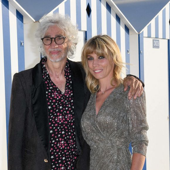 Louis Bertignac et Laetitia Brichet lors du photocall du jury du 35ème festival de Cabourg le 10 juin 2021.

© Coadic Guirec / Bestimage