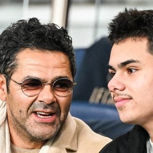 Jusqu'à la saison dernière, Léon portait les couleurs du PSG
Jamel Debbouze et son fils Léon - Célébrités dans les tribunes du match de Ligue 1 McDonald's entre le Paris Saint Germain (PSG) et l'Olympique de Marseille (OM) (5-0) au parc des Princes à Paris le 8 février 2026. © Zuma Press / Bestimage