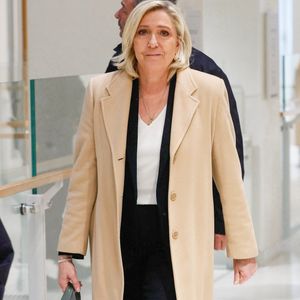 L’ex-présidente du parti d'extrême droite français Rassemblement national (RN) Marine Le Pen arrive au palais de justice de Paris pour son procès pour soupçons de détournement de fonds publics européens, à Paris, le 18 novembre 2024. © Christophe Clovis/Bestimage