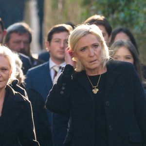 Marine Le Pen, sa soeur Marie-Caroline - Départ de la maison familiale des Le Pen pour se rendre en l'église Saint-Joseph où ont lieu les obsèques de Jean-Marie Le Pen à la Trinité-sur-Mer le 11 janvier 2025.
© Guillaume Collet / Dominique Jacovides / Bestimage