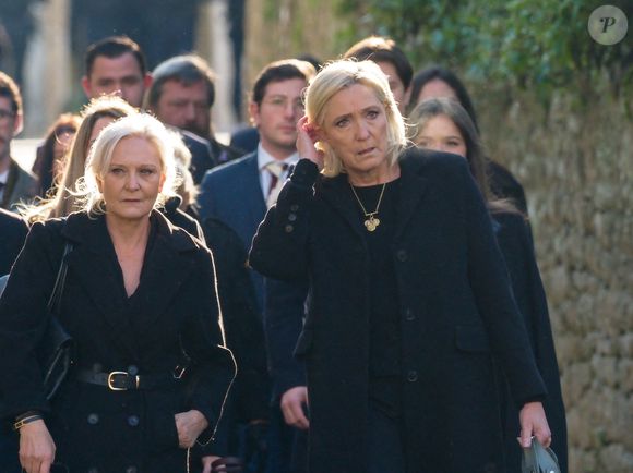 Marine Le Pen, sa soeur Marie-Caroline - Départ de la maison familiale des Le Pen pour se rendre en l'église Saint-Joseph où ont lieu les obsèques de Jean-Marie Le Pen à la Trinité-sur-Mer le 11 janvier 2025.
© Guillaume Collet / Dominique Jacovides / Bestimage
