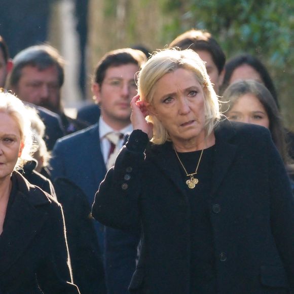 Marine Le Pen, sa soeur Marie-Caroline - Départ de la maison familiale des Le Pen pour se rendre en l'église Saint-Joseph où ont lieu les obsèques de Jean-Marie Le Pen à la Trinité-sur-Mer le 11 janvier 2025.
© Guillaume Collet / Dominique Jacovides / Bestimage