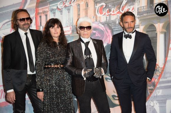 Fidèle bras droit de Karl Lagerfeld, la styliste avait repris les rênes de la création en février 2019 après la disparition du Kaiser.   

Jean-Marc Fyot, Virginie Viard, Karl Lagerfeld et Sébastien Jondeau - 62eme bal de la Rose dans la Salle des Etoiles du Sporting de Monte Carlo, le 19 mars 2016. 

© Palais princier / Pierre Villard / Monte Carlo Société des Bains de Mer via Bestimage