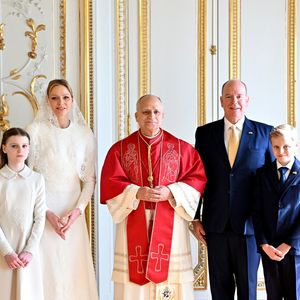 Le pape Léon XIV avec le prince Albert II de Monaco, la princesse Charlène,le prince Jacques et la princesse Gabriella - Entretien au palais pricnier et photo officielle - Visite historique du pape Léon XIV à Monaco le 28 mars 2026.
© Bruno Bebert - Dominique Jacovides / Bestimage