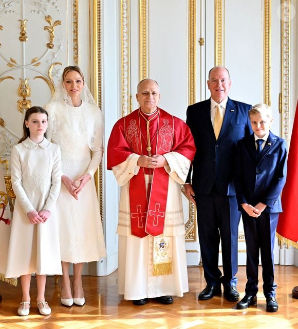 Le pape Léon XIV avec le prince Albert II de Monaco, la princesse Charlène,le prince Jacques et la princesse Gabriella - Entretien au palais pricnier et photo officielle - Visite historique du pape Léon XIV à Monaco le 28 mars 2026.
© Bruno Bebert - Dominique Jacovides / Bestimage