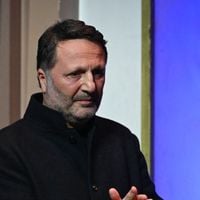 Arthur s'allie avec un puissant milliardaire pour un grand projet loin de la France