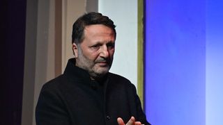 Arthur s'allie avec un puissant milliardaire pour un grand projet loin de la France