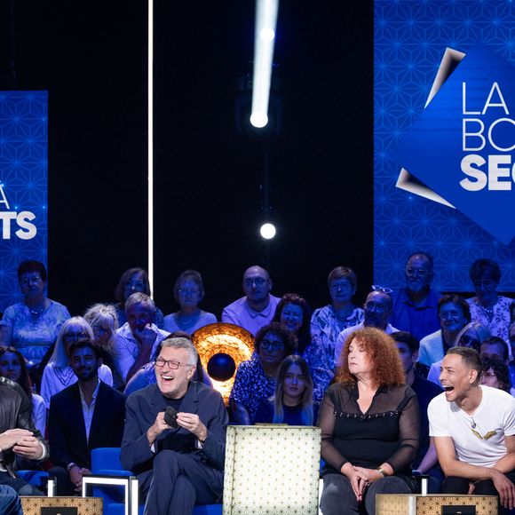 Exclusif - Laurent Ruquier, Arielle Dombasle, Valerie Mairesse, Philippe Geluck, Steevy Boulay, Max Boublil, Faustine Bollaert lors de l'enregistrement de l'émission "La Boîte à secrets", présentée par F.Bollaert et diffusée le 16 octobre sur France 3, à Paris, France, le 29 septembre 2026. © Cyril Moreau/Bestimage