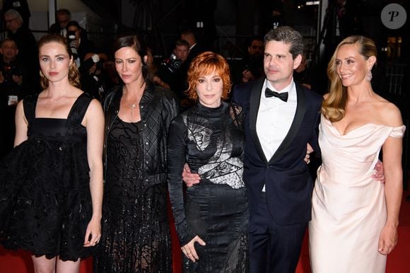 Freya Mavor, Anna Mouglalis, Mylene Farmer, Yann Gozlan et Cécile de France assistent à la projection de 'Dalloway' et au tapis rouge au Palais des Festivals à Cannes, France, le 15 mai 2025 dans le cadre du 78ème Festival de Cannes. Photo par Nicolas Genin/ABACAPRESS.COM