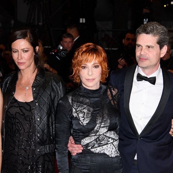 Freya Mavor, Anna Mouglalis, Mylene Farmer, Yann Gozlan et Cécile de France assistent à la projection de 'Dalloway' et au tapis rouge au Palais des Festivals à Cannes, France, le 15 mai 2025 dans le cadre du 78ème Festival de Cannes. Photo par Nicolas Genin/ABACAPRESS.COM