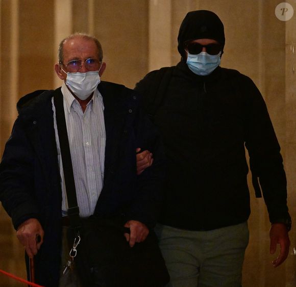 Il ne purgera cependant pas sa peine en prison.

Aomar Aït Khedache - Deuxième jour du procès de la rue tronchet des "papys braqueurs" de Kim Kardashian à Paris, France, le 29 avril 2025. © Christian Liewig/Bestimage