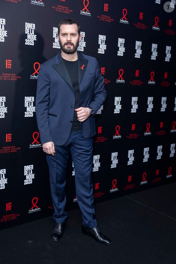 Hugo Becker au photocall du 22ème dîner de la mode pour le Sidaction à Paris le 30 janvier 2025.
© Olivier Borde / Bestimage